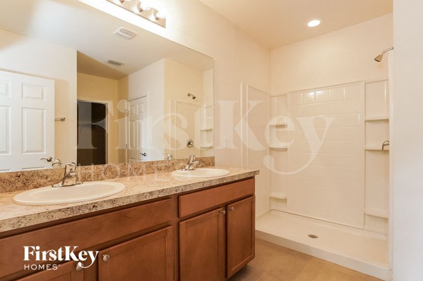 Building Photo - 1306 SE 19th Terrace