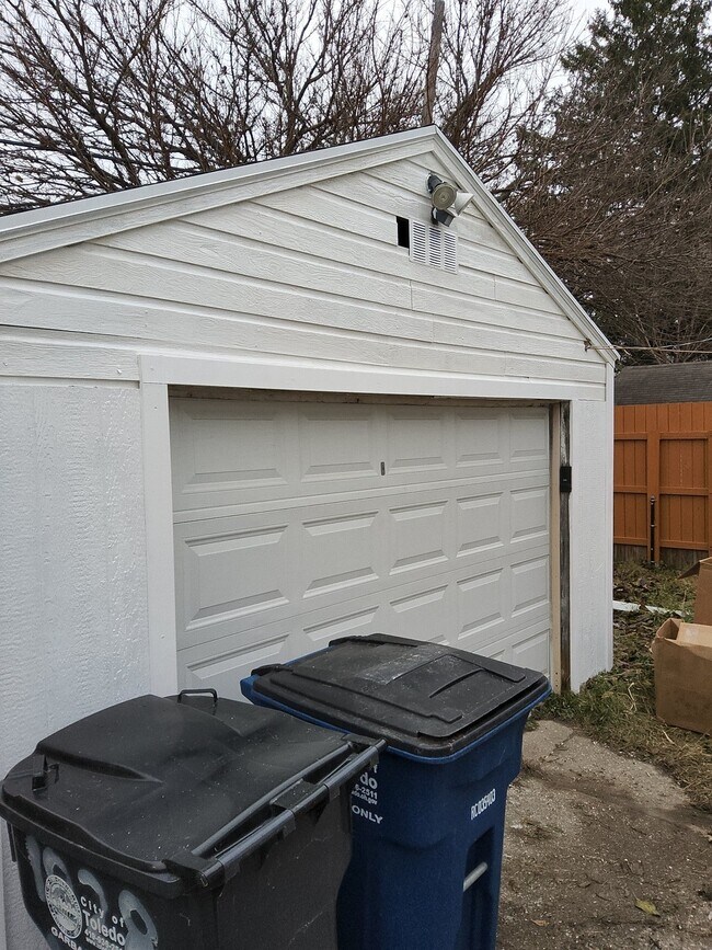 Building Photo - 1828 Berdan Ave