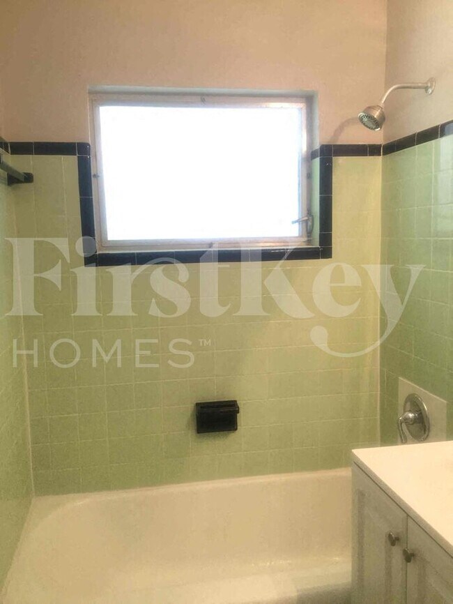 Building Photo - 609 Snowden Dr