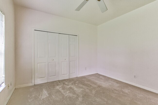Building Photo - Beautiful Lake front home in West Kissimmee