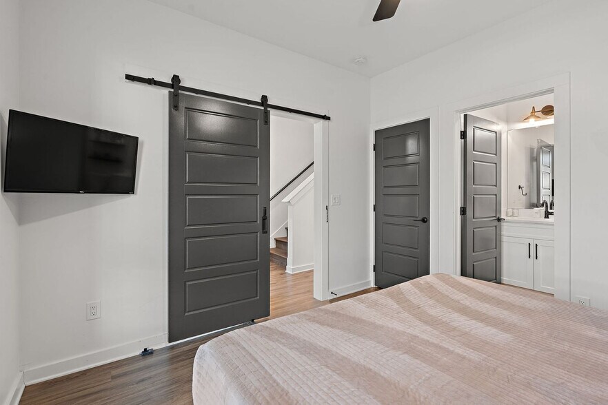 Building Photo - 738 Douglas Ave