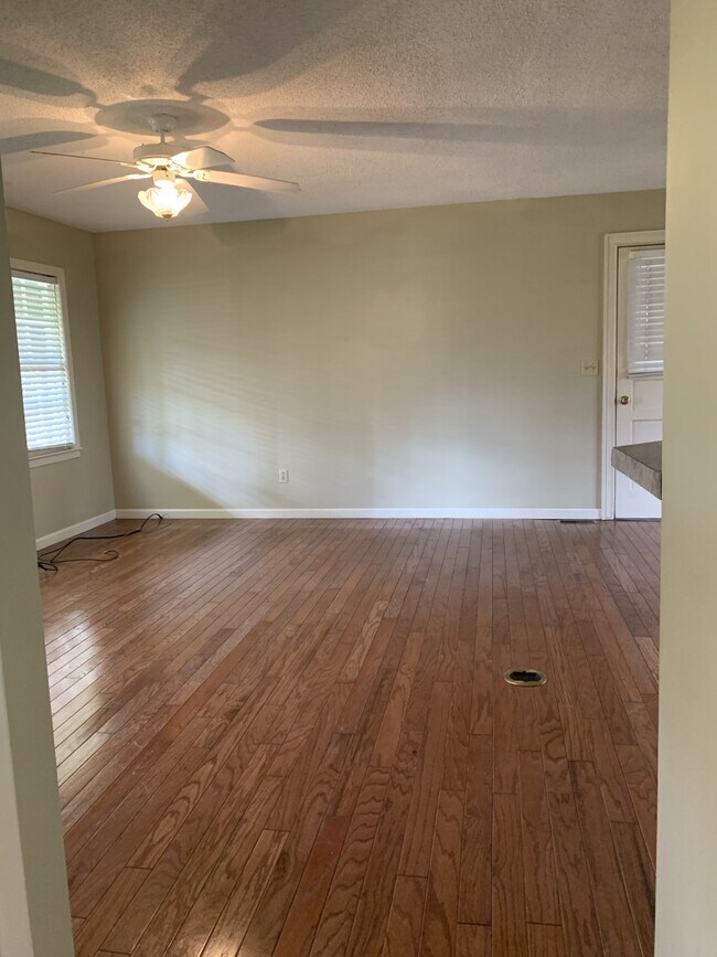 den - 2209 Diana Ave