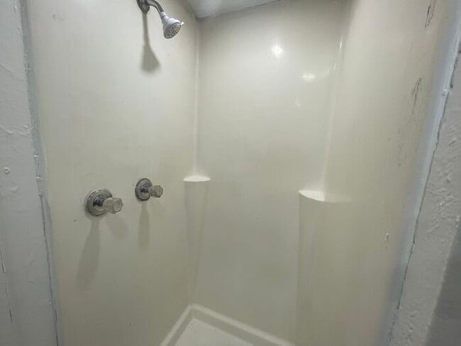 Building Photo - Cozy 1 Bedroom 1 Bath Downstairs Unit Read...