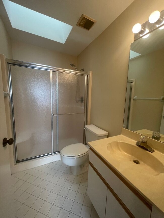 Building Photo - Spacious 3Bed/2.5Bath/Garage Home in Via V...