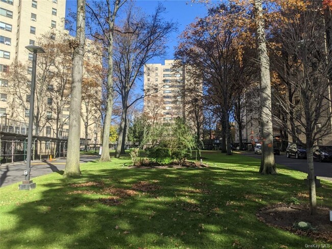 Building Photo - 9 Fordham Hill Oval