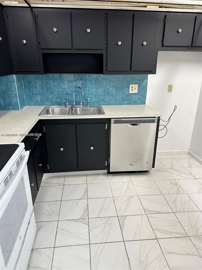 Building Photo - 200 Ashbury Rd