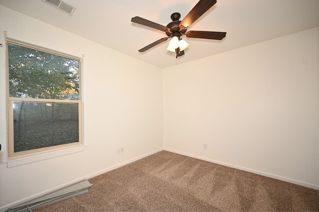 Building Photo - Cute 3-bedroom, 2 bath home with 1 car gar...