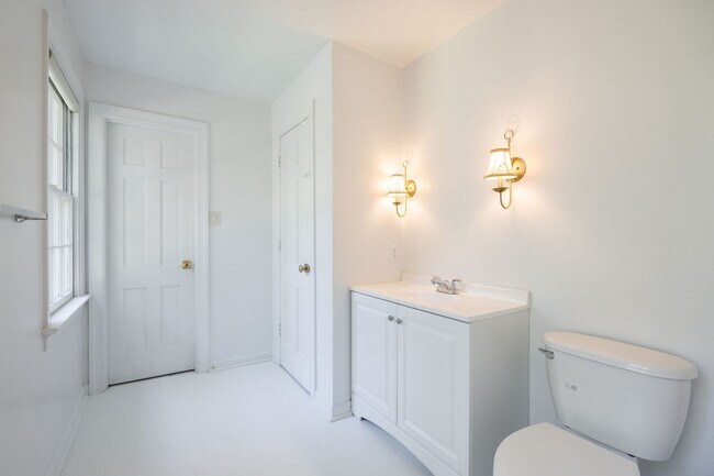 Building Photo - 2401 Scarsborough Dr