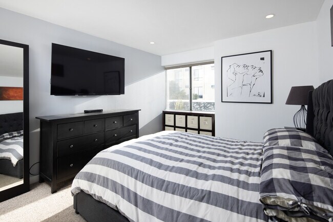 Building Photo - 7135 Hollywood Blvd