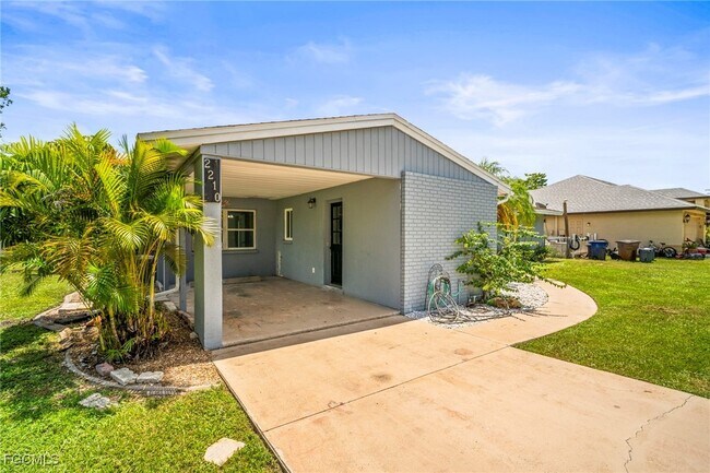 Building Photo - 2210 Parkview Dr