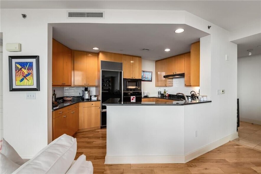 Building Photo - 700 Park Regency Pl NE
