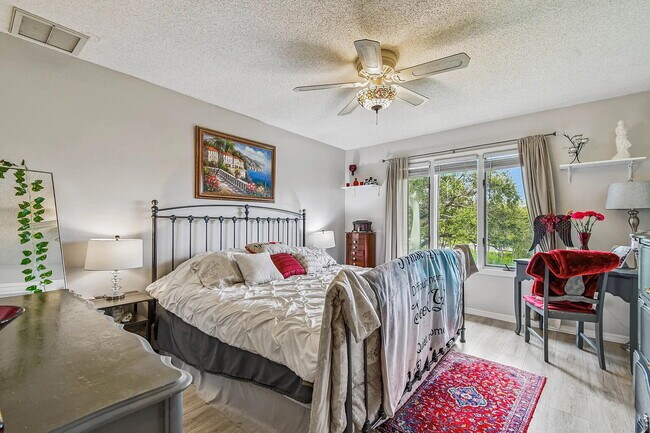 Building Photo - "Charming 3-Bed, 2-Bath Oasis at 1011a Sou...