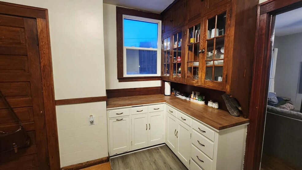 Building Photo - 912 4th St NE