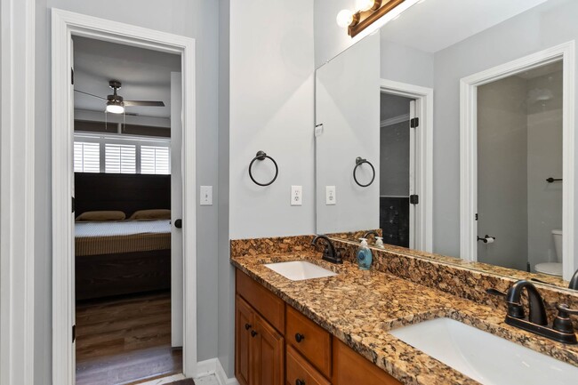 Building Photo - Beautiful Home just minutes from Mountain Island lake