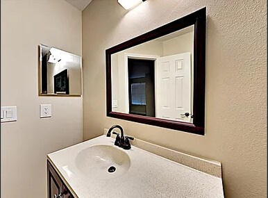 Building Photo - 637 Greencove Terrace