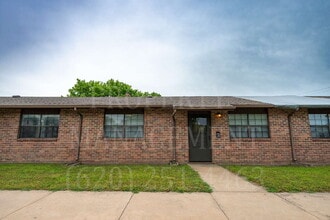 Building Photo - Charming 2-Bedroom Apartment