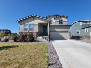 Building Photo - Stunning and spacious 4.5 bedroom, 3 bathroom home located in Morgan Hill