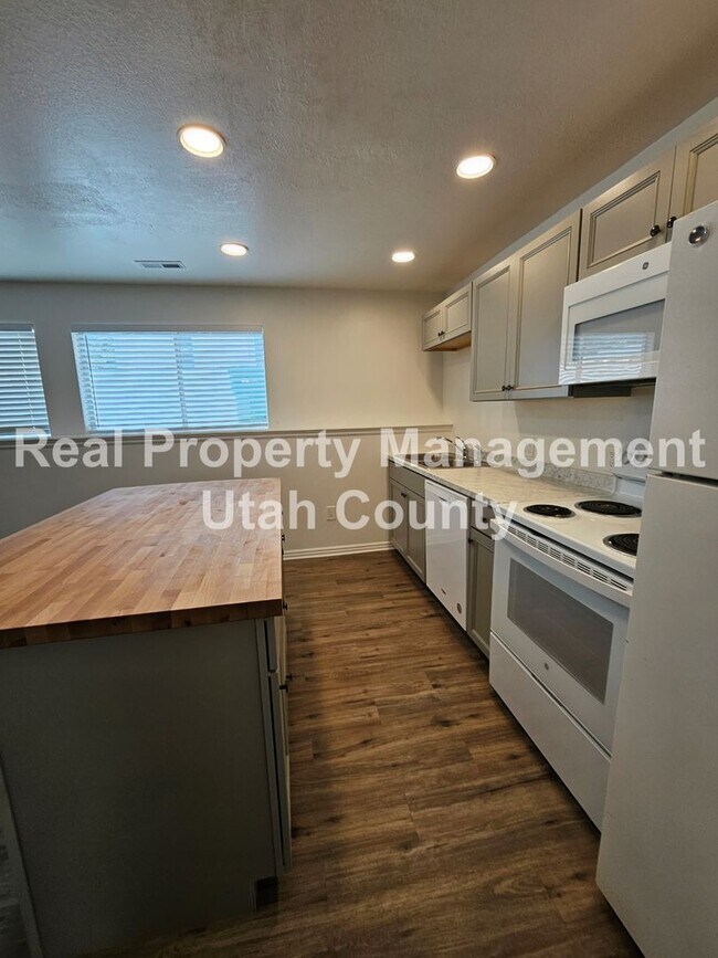 Building Photo - Large Orem Home