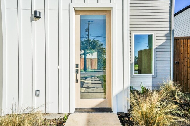 Building Photo - 1707 Nomas St