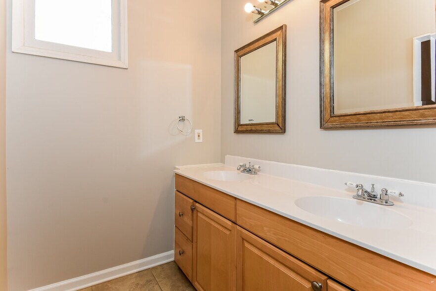 Building Photo - 4167 Arapaho Dr