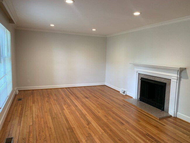 Building Photo - Myers Park 3 Bedrooms 2 Bathroom Duplex!