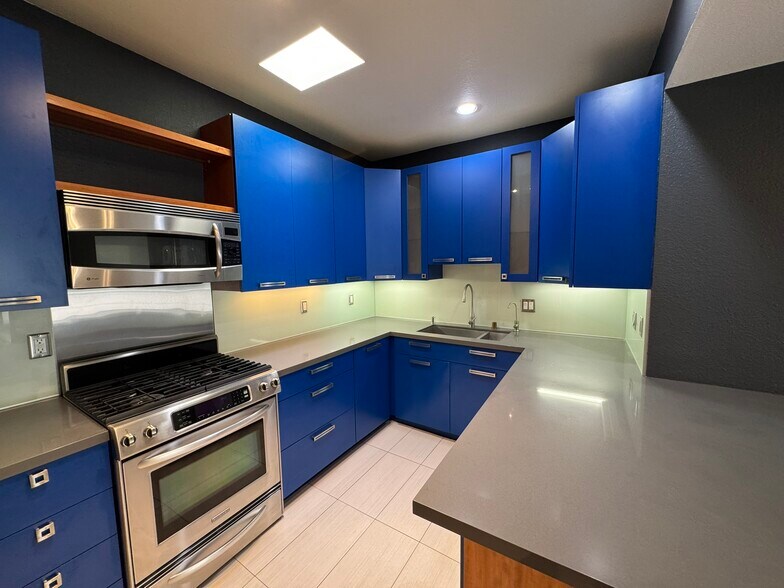 Building Photo - 2222 N Beachwood Dr