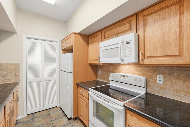 Building Photo - 2025 Augusta Dr