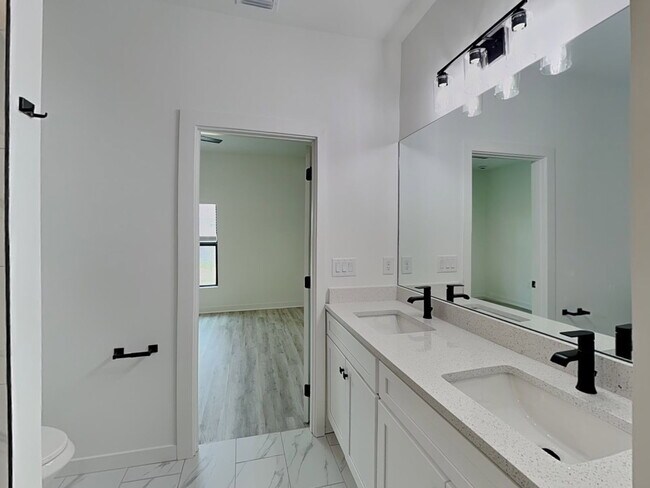 Building Photo - 4920 Jordan Ave S