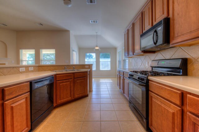 Building Photo - Classic Single Story Home In Beautiful Hil...
