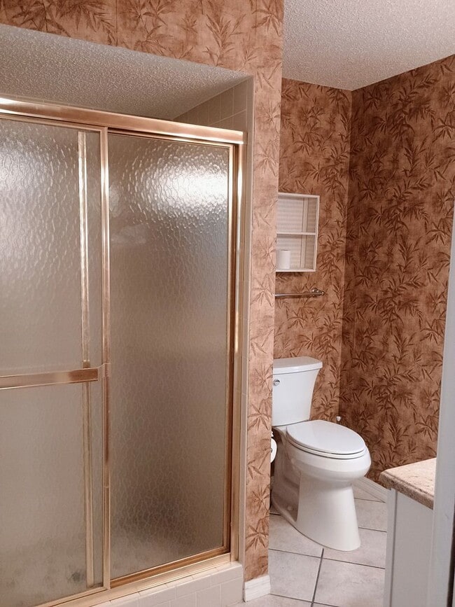 Building Photo - 2 bedroom 2 bathroom home with a screened in porch