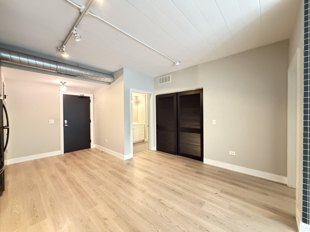 Building Photo - 941 W Belmont Ave