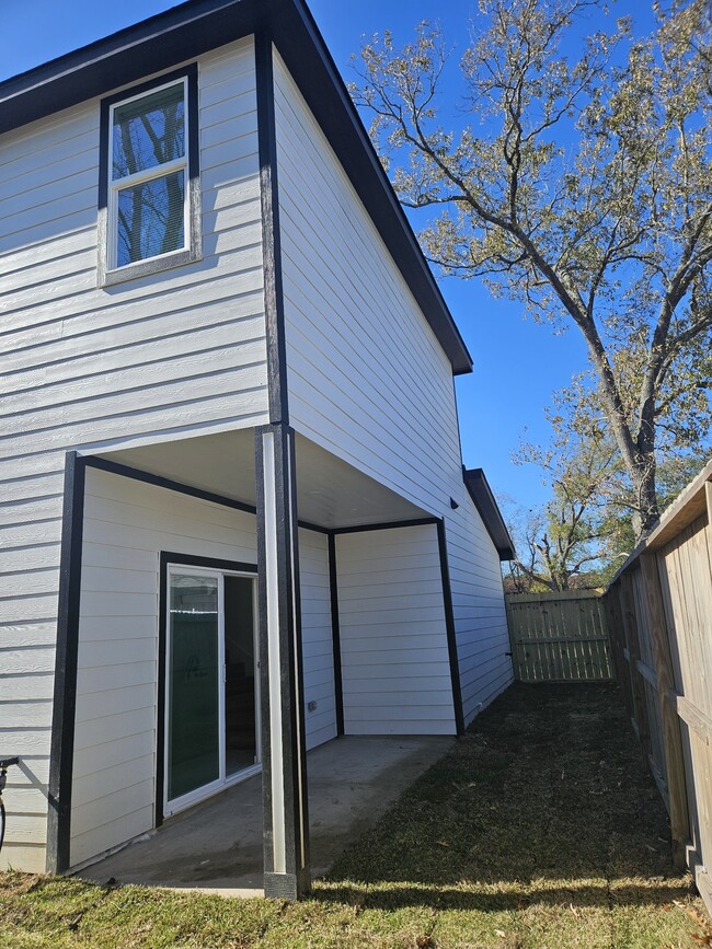 Building Photo - 107 Booker St
