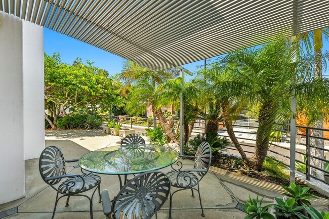 Building Photo - Gorgeous 3 Bed/3 Ba Home Tucked Away in th...