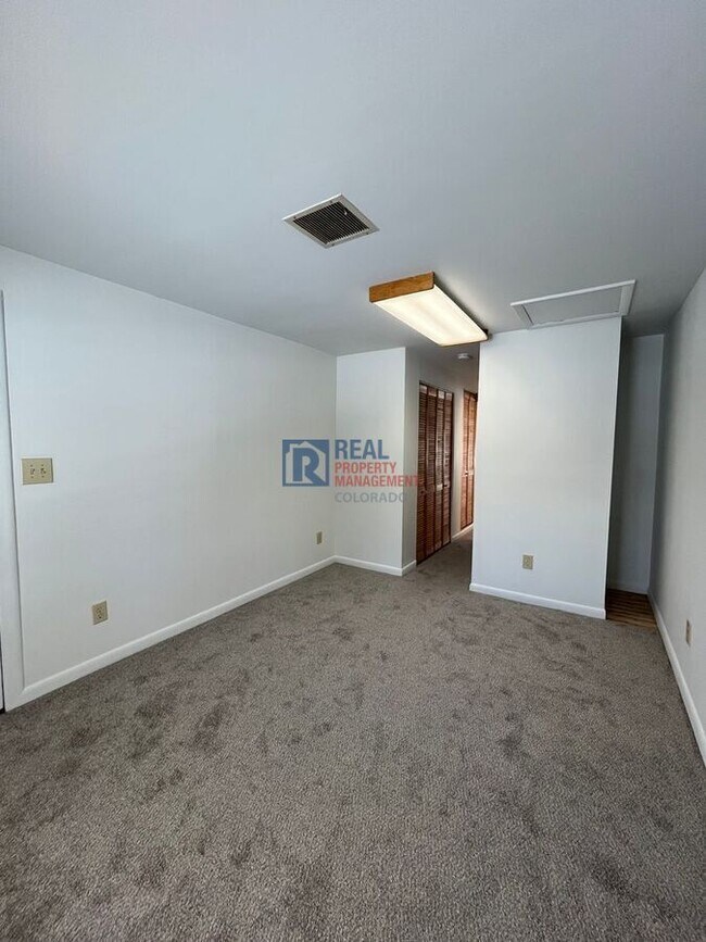 Building Photo - 865 Balsam St