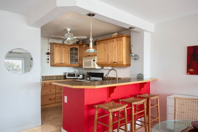 Building Photo - 2 bedroom 1 bathroom Furnished Oceanfront ...