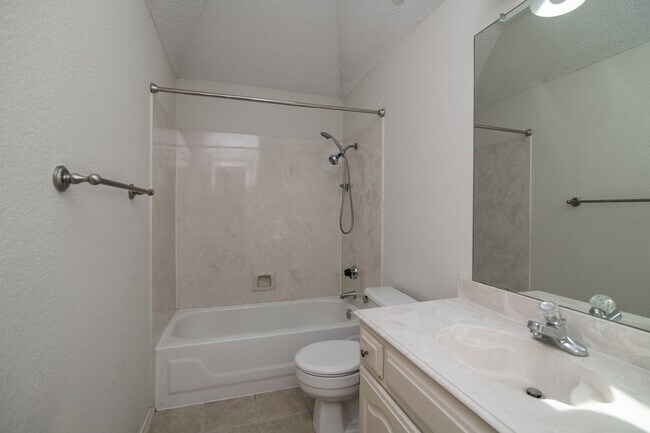 Building Photo - Move in Ready! 3 bed 2 bath with pool!