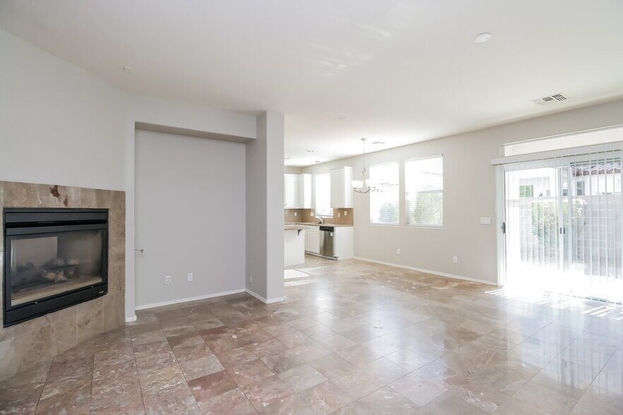 Building Photo - 1303 E Julian Dr