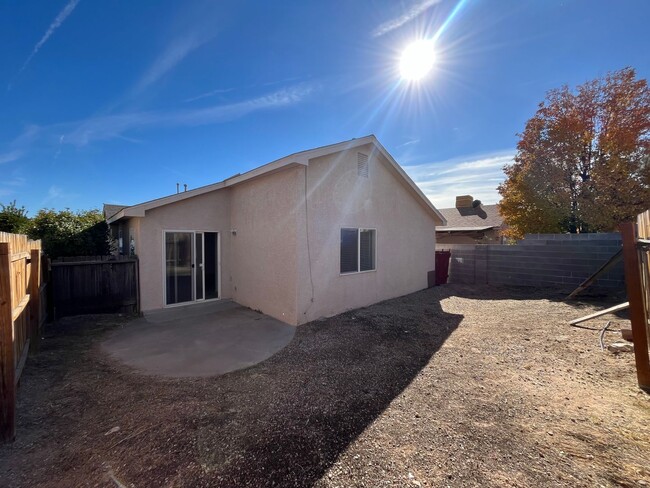 Building Photo - Spacious 3 Bedroom 2 Bathroom Home In The SW!