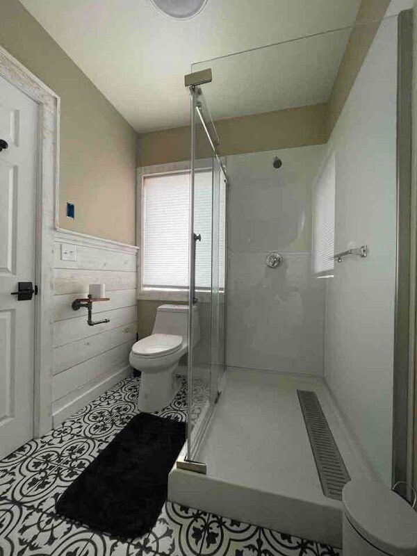 Building Photo - 220 ME-133