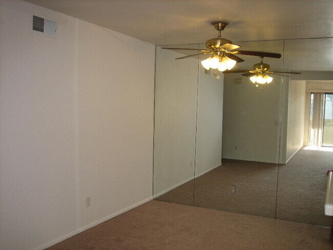 Building Photo - 9149 Village Glen Dr