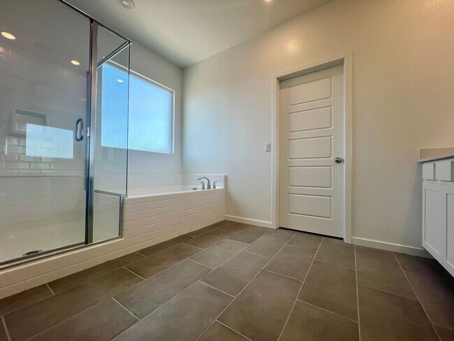 Building Photo - Stunning Newly Built 4-Bedroom, 3-Bathroom Home in Henderson