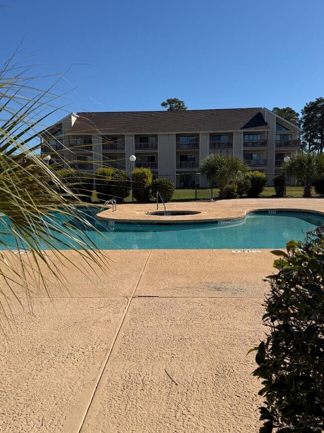 Building Photo - 1095 Plantation Dr W