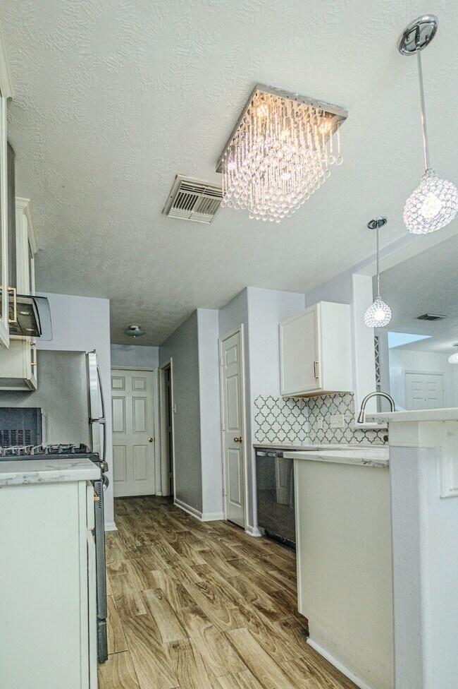 Building Photo - 19334 Strathmore Pl Ln