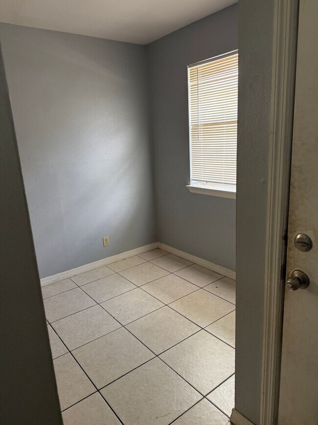 Building Photo - 2 bed 1 bath with 855 sf. Great location b...
