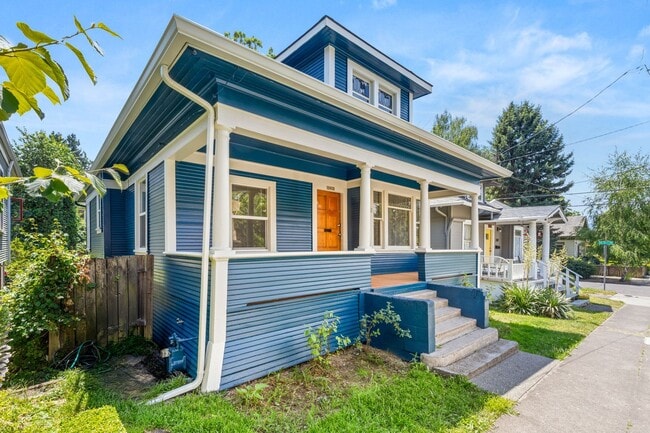 Building Photo - Spacious 3 bedroom, 1 Bath House in Inner SE Portland - Everything Right at Your Doorstep!
