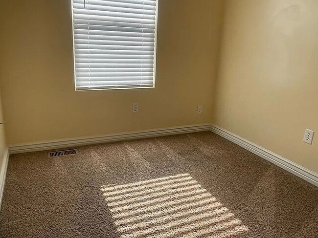 Building Photo - "Spacious 4-Bedroom Townhouse in Eagle Mou...