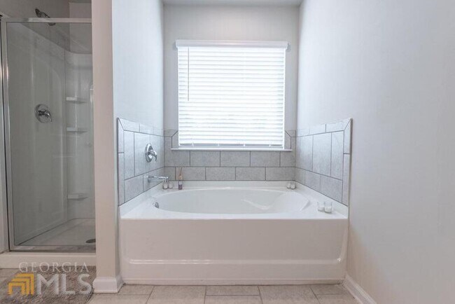 Building Photo - 3506 Lakeview Crk