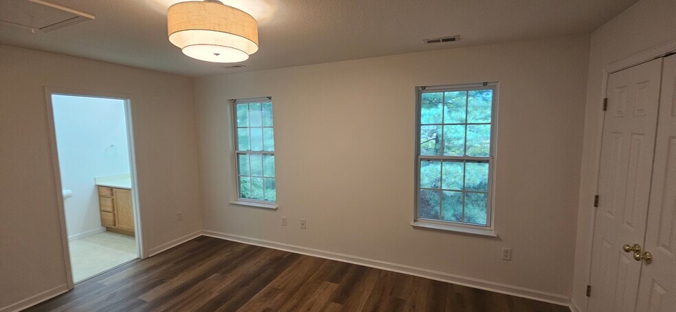 Building Photo - 119 Creekside Dr