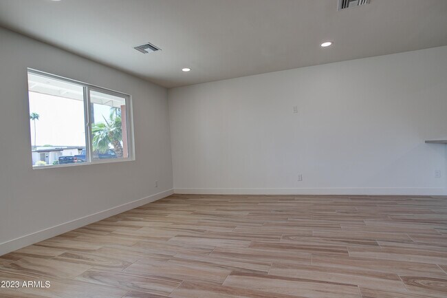 Building Photo - 4806 S La Rosa Dr