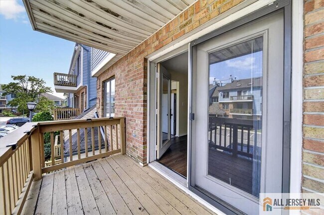 Building Photo - 710 Peach St